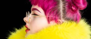 Femme-manteau jaune-cheveux roses