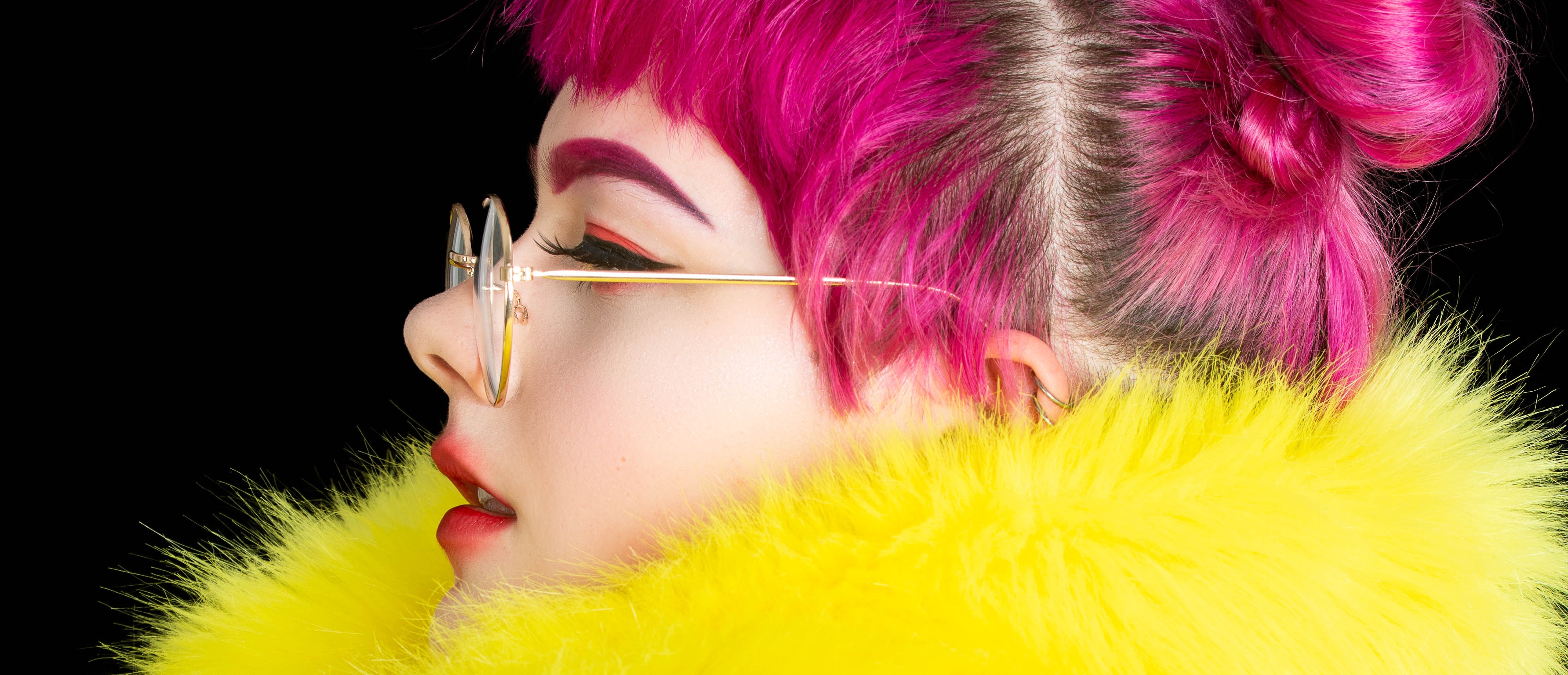 Femme-manteau jaune-cheveux roses