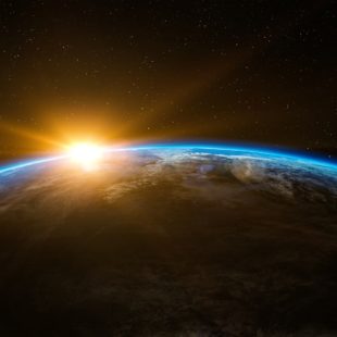 Lever du soleil (vue de l'espace)