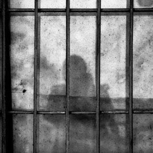 Une ombre en prison (photo)