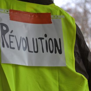 Gilets jaunes et pancarte révolution