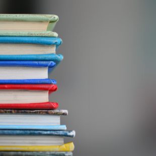 Pile de livres colorés.