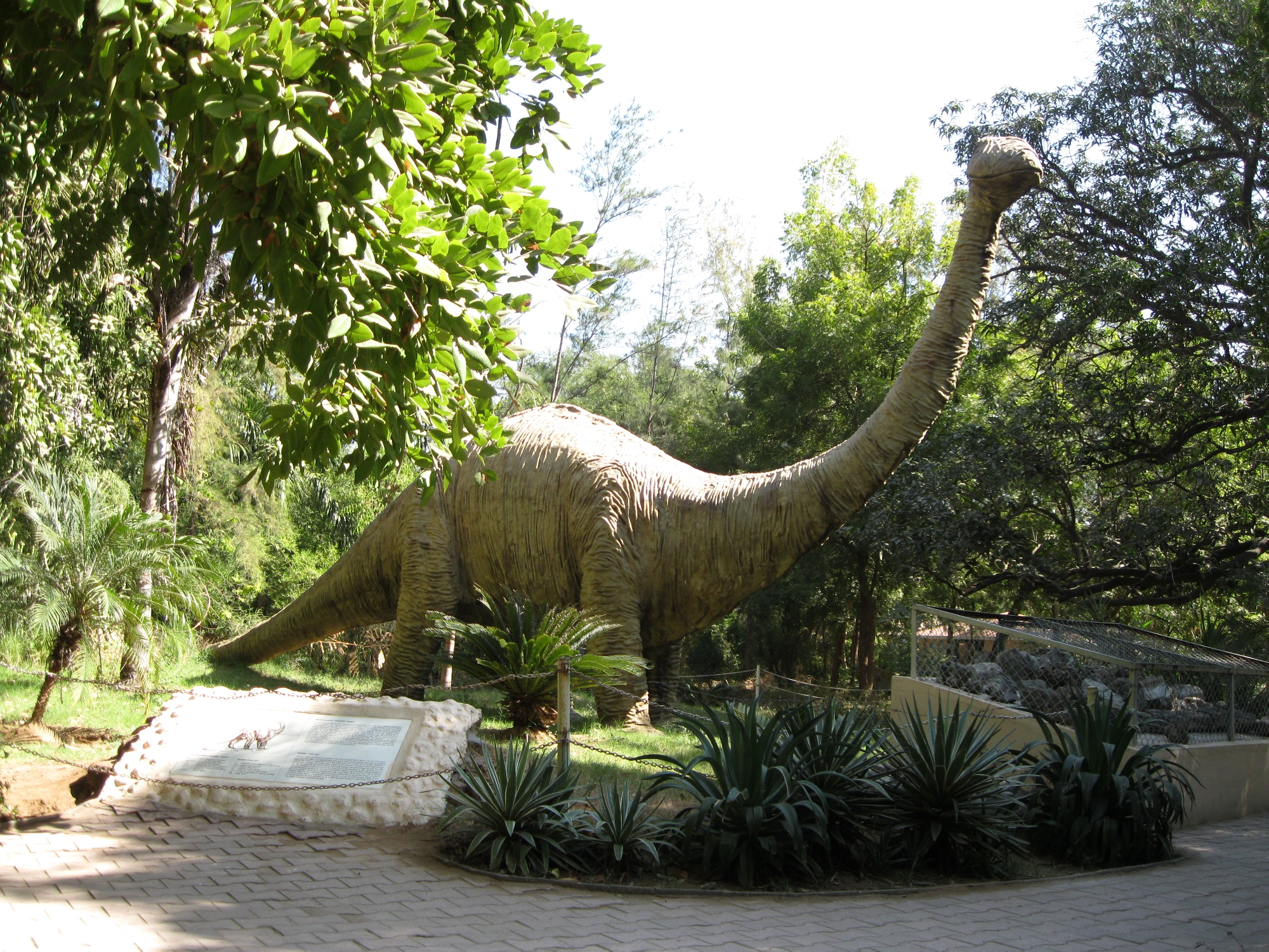 Statue de dinosaure à Indroda Nature Park (Inde)