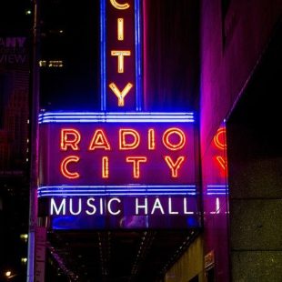 Entrée du music hall Radio city à New York