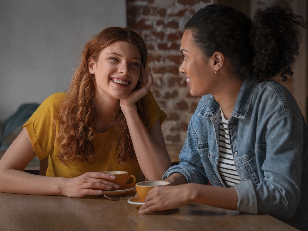 Deux femmes en train de discuter autour d'un café.