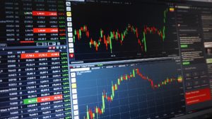 Courbe des fluctuations des marchés financiers sur ordinateur