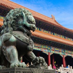 Statue de dragon devant un palais en Chine.