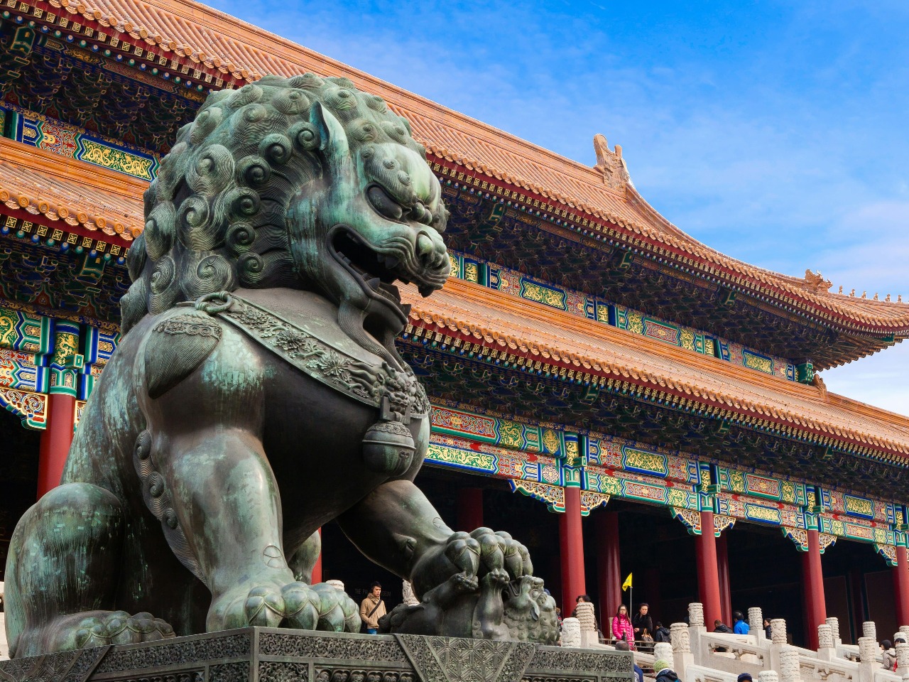 Statue de dragon devant un palais en Chine.