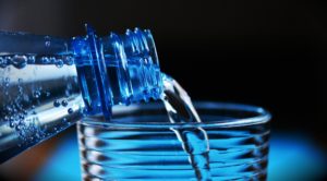 eau minérale verre