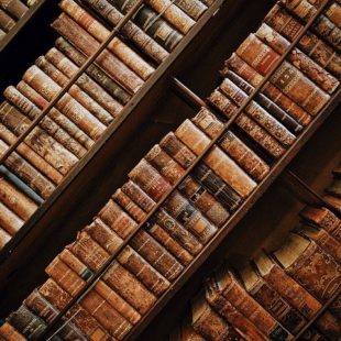 Livres anciens dans une bibliothèque
