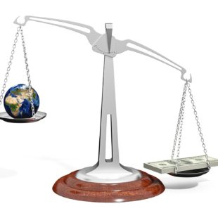 Balance pesant la planèteTerre et une liasse de billets