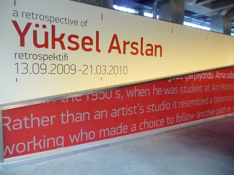 Panneau publicitaire annonçant la rétrospective de Yüksel Arslan de septembre 2009 à mars 2010
