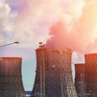 fumée s'échappant d'une centrale nucléaire