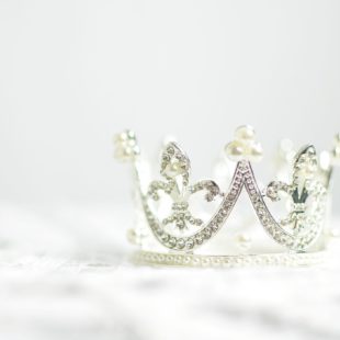 Couronne ornées de perles