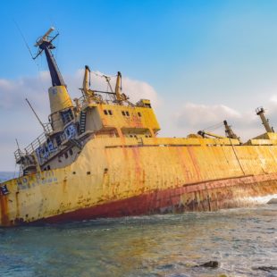 Naufrage d'un bateau sur la côte