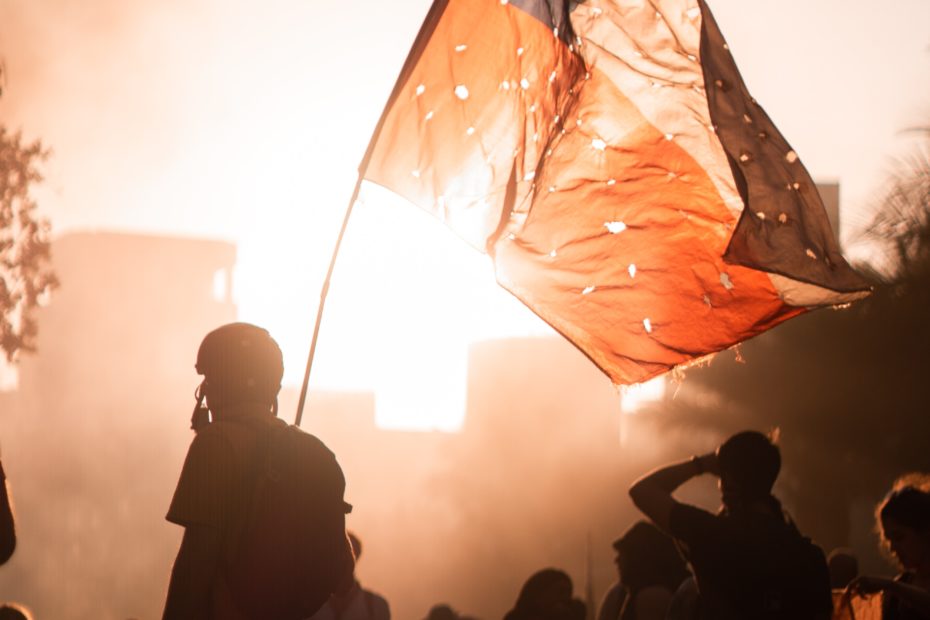 Drapeau du Chili tenu par un manifestant