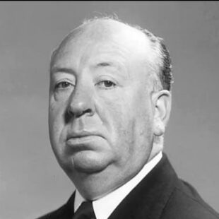 Portrait d'Alfred Hitchcock en noir et blanc.