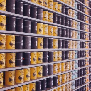 Rayonnage de produits en conserve
