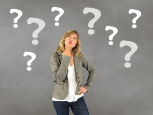 Femme qui s'interroge