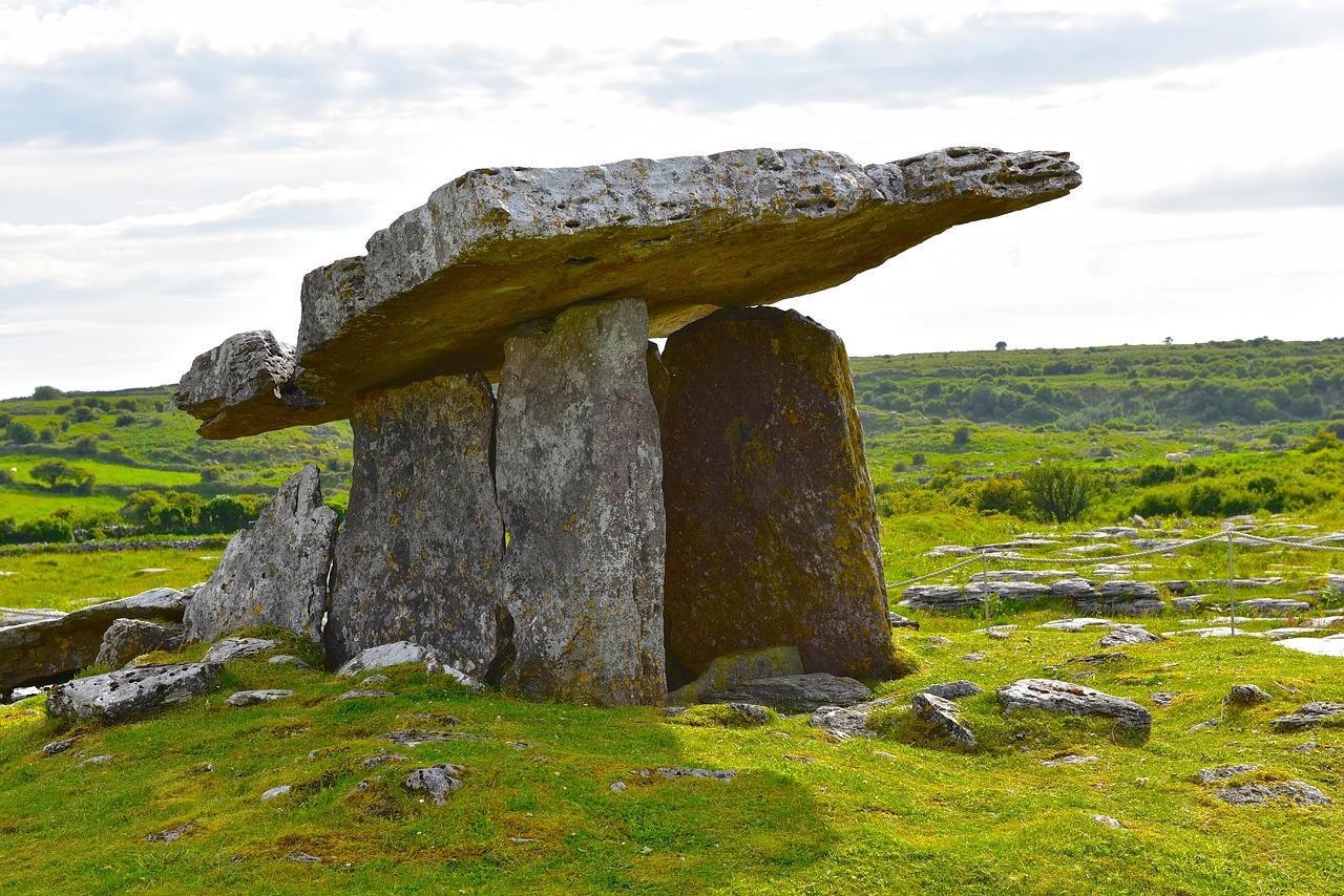 Paysage breton avec un dolmen