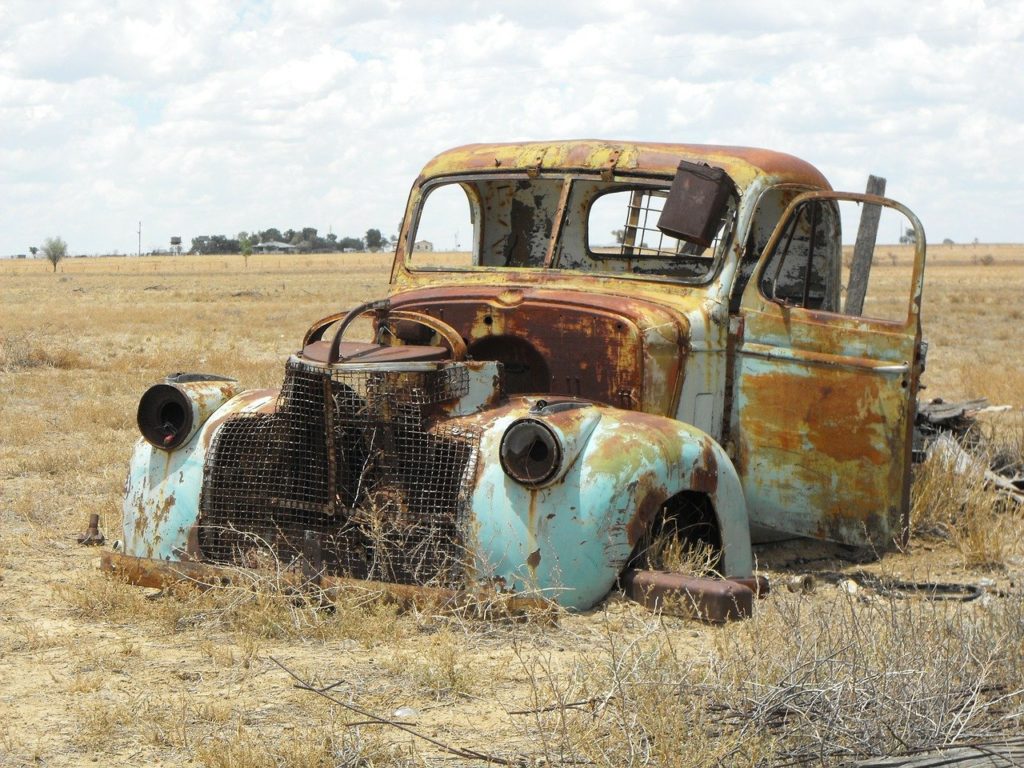 Voiture abandonnée recouverte de rouille