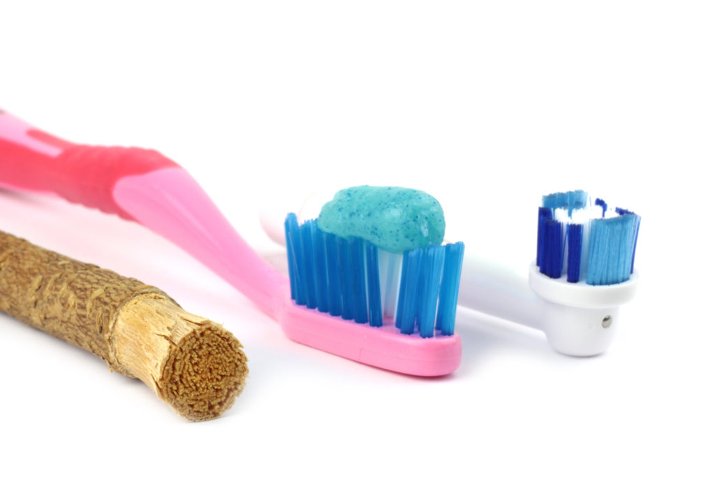 photo représentant trois brosses à dents dont une est en siwak.