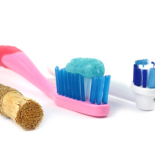 photo représentant trois brosses à dents dont une est en siwak.