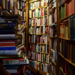 Librairie pleine de livres.