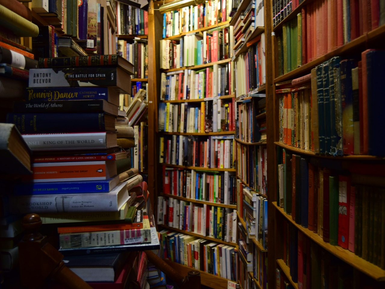 Librairie pleine de livres.