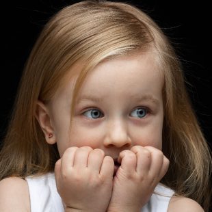 Photo d'une jeune enfant effrayée