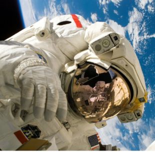 gros plan sur un astronaute
