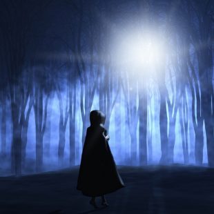 Image de fantasy, silhouette de femme sous une cape au plus profond d'un bois