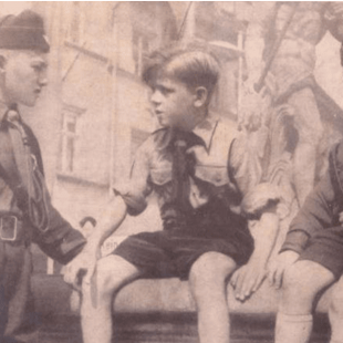 Photo noir et blanc de deux enfants membres des Ustaše Youth entourant un garçon des Jeunesses hitlériennes