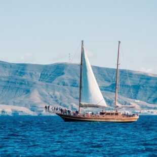 Bateau naviguant en mer.