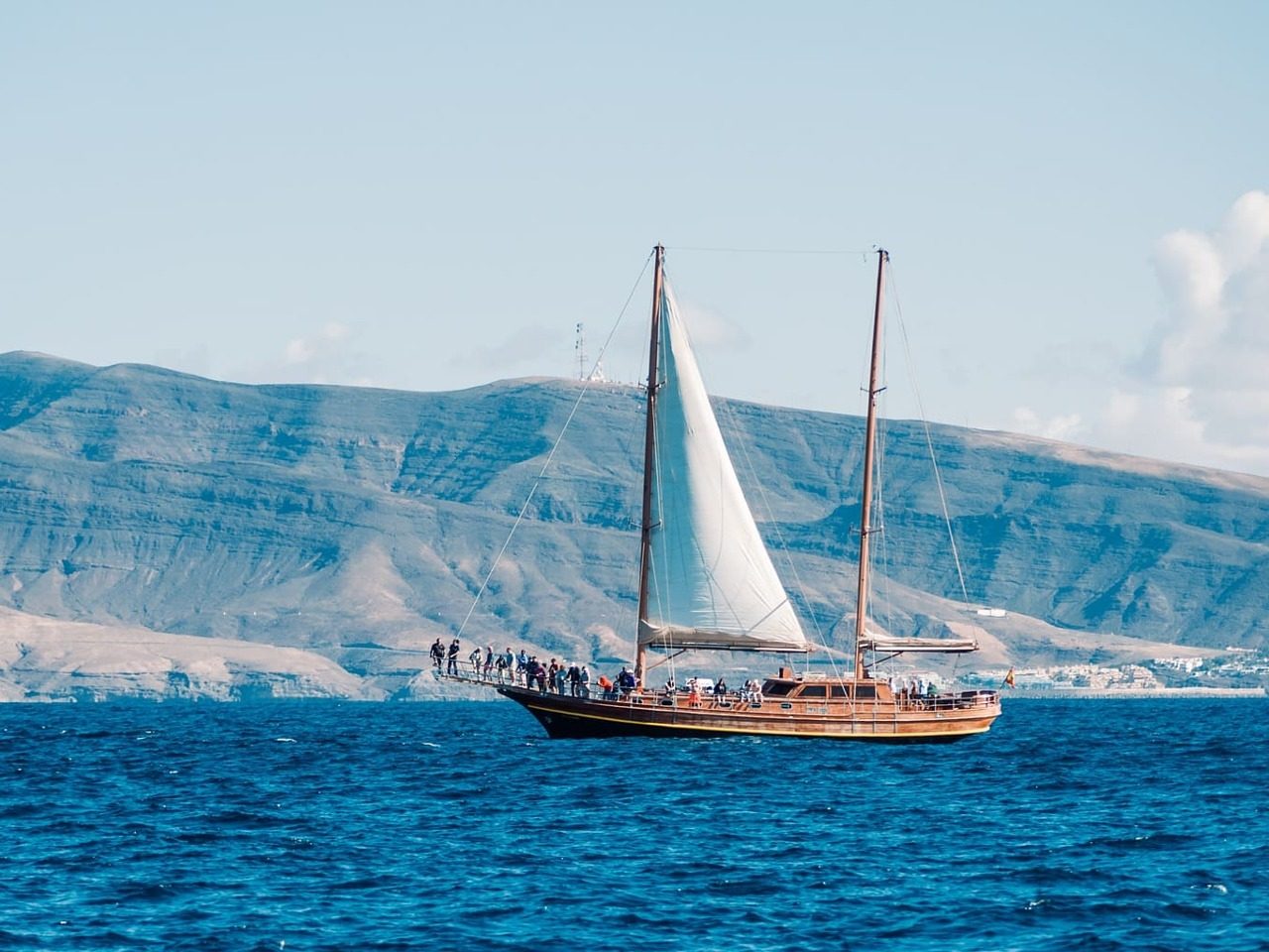 Bateau naviguant en mer.