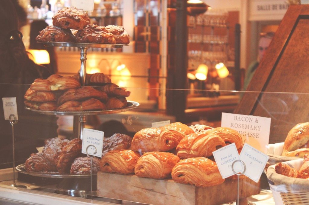 Vitrine d'une boulangerie avec grand choix de croissants, pains au chocolat exposés...