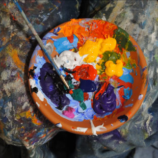 Photo d'une palette de peintures dans une coupelle