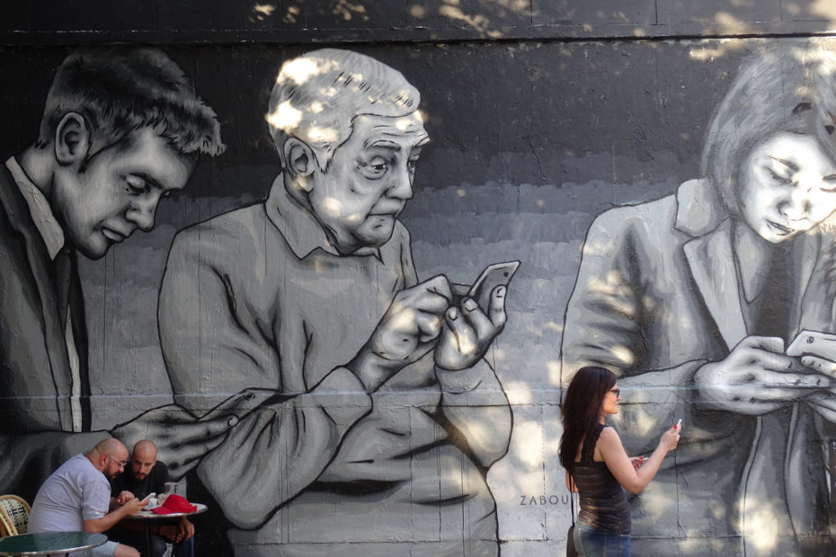 fresque murale représentant des personnes de tous âges sur leurs téléphones portables