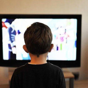 enfant devant la télévision