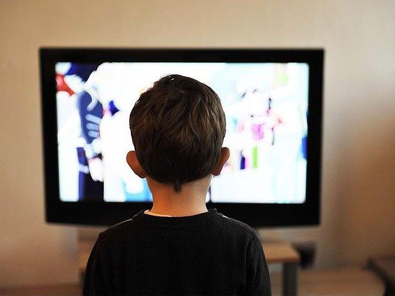 enfant devant la télévision