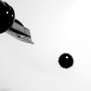 Tâche d'encre tombant d'un stylo plume