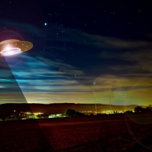 soucoupe volante dans un ciel sombre