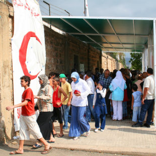 Patients attendant devant l'hôpital de campagne du Croissant-Rouge saoudien