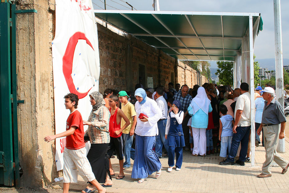 Patients attendant devant l'hôpital de campagne du Croissant-Rouge saoudien