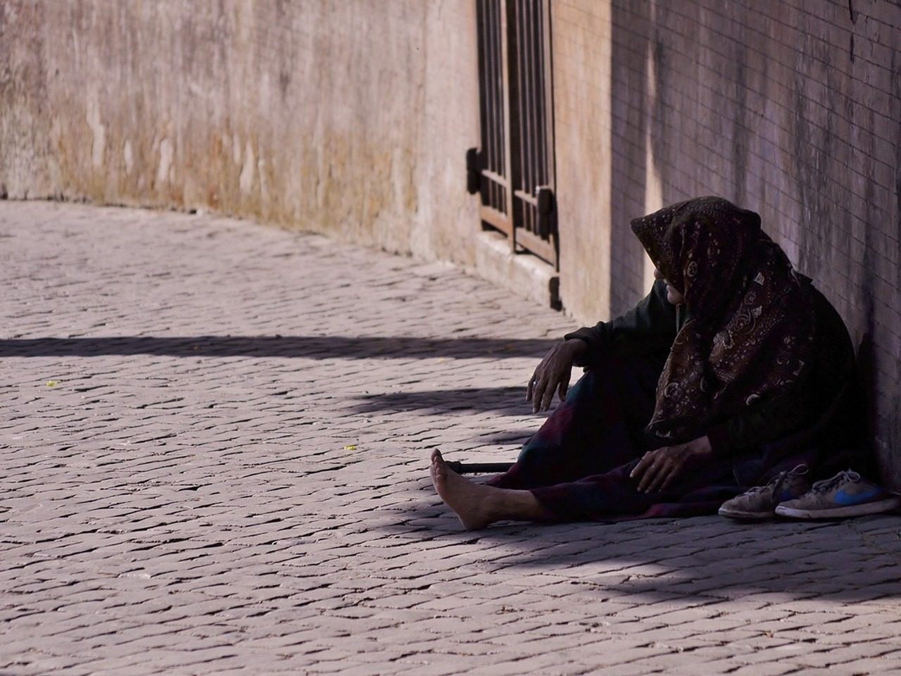 Femme âgée mendiante dans la rue