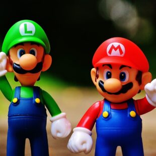 Figurines de Mario et Luigi.