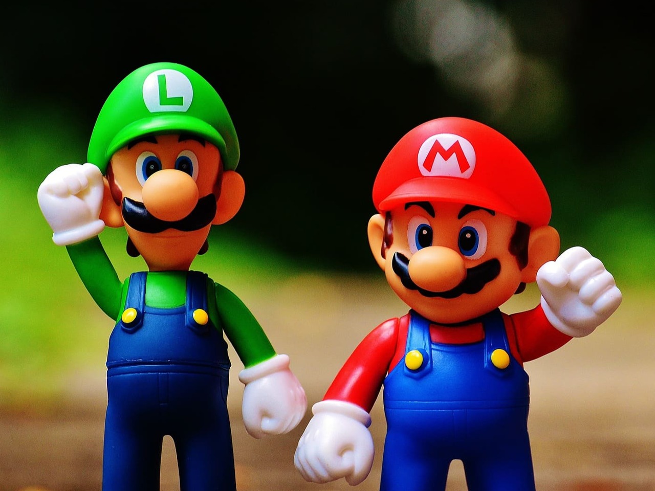 Figurines de Mario et Luigi.