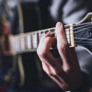 Musicien jouant de la guitare.