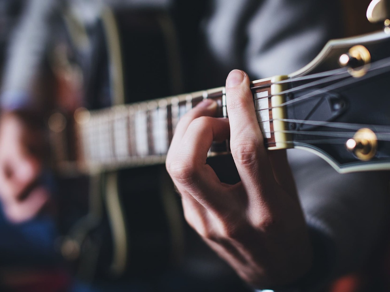 Musicien jouant de la guitare.
