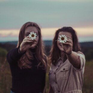 Deux sœurs tenant une fleur